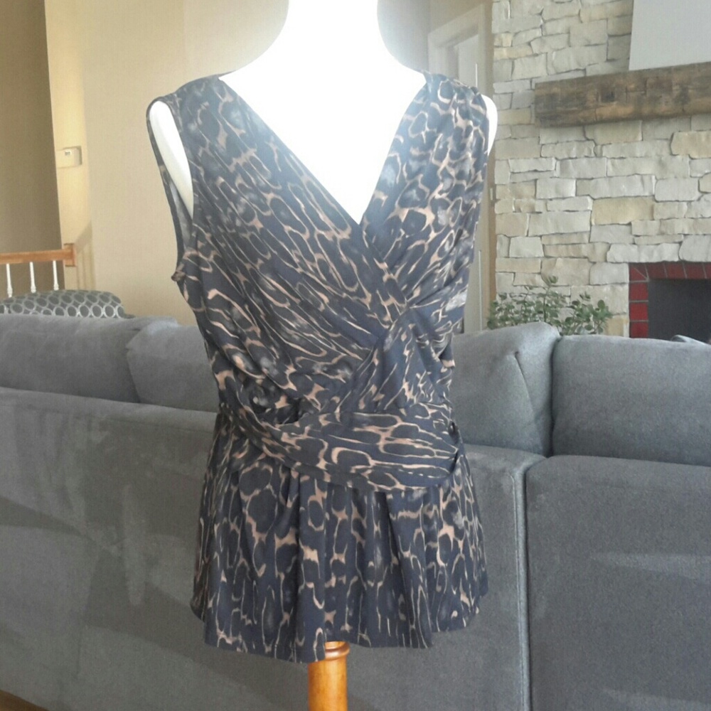 TAHARI SLEEVLESS TOP